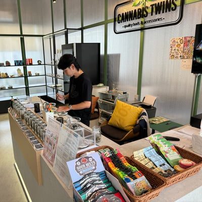 CANNABIS TWINS Dispensary, Lounge and Weed Shop - Phloen Chit - 大麻