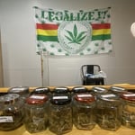 FOUR KING Cannabis weed Cafe&Shop บ้องแก้ว