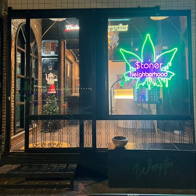 Stoner neighborhood Weed dispensary (Cannabis กัญชา 大麻 )
