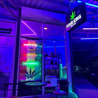 FOUR KING Cannabis weed Cafe&Shop บ้องแก้ว